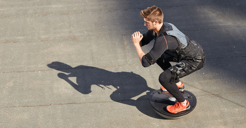 Persoana folosind un dispozitiv de echilibrare pentru antrenament în aer liber