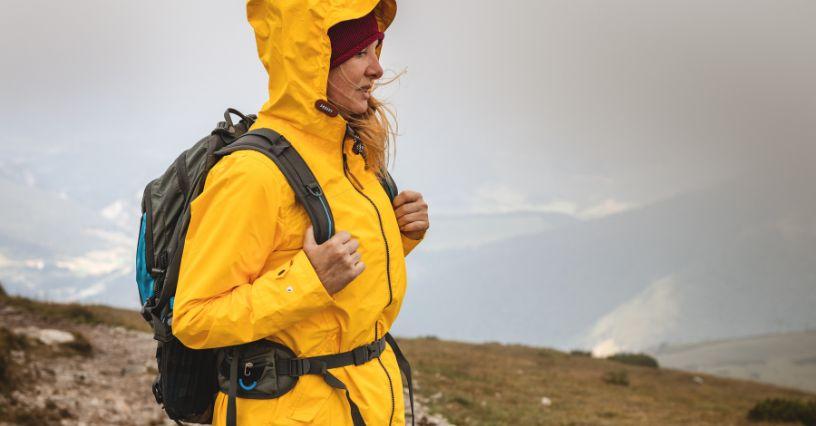 Persoană poartă echipament de drumeție pe un traseu montan