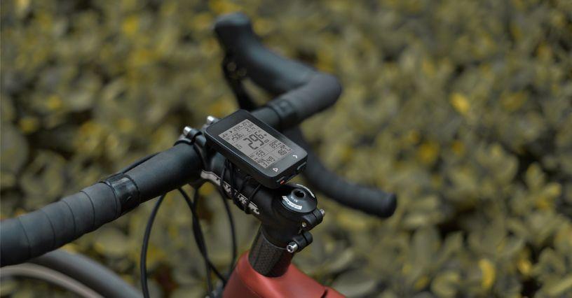 Computer de bicicletă montat pe un ghidon, gata de aventură