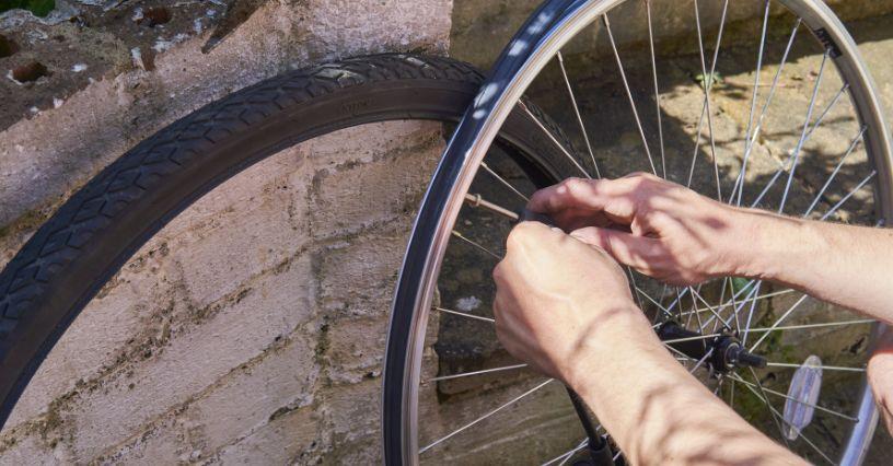 Cineva repară o roată de bicicletă