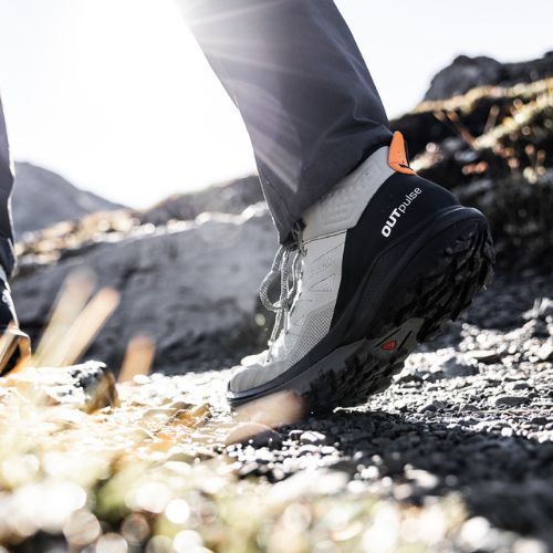 Pantofi de trekking pentru bărbați Salomon Outpulse Mid Gore-Tex verde-negru L41588900