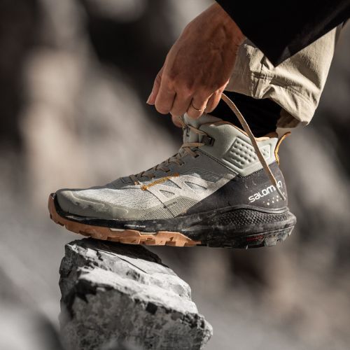Pantofi de trekking pentru bărbați Salomon Outpulse Mid Gore-Tex verde-negru L41588900