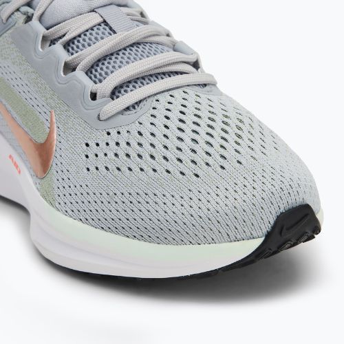 Încălțăminte de alergare pentru femei Nike Winflo 11 wolf grey/olive aura/lightpumice/metallicredbronze