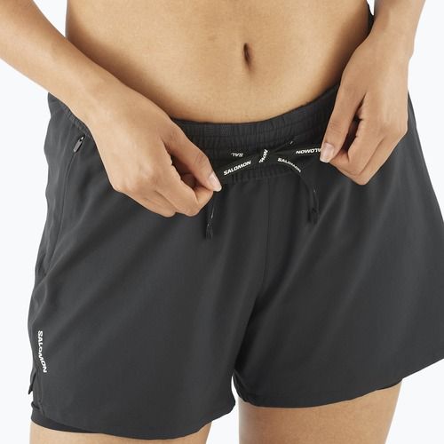 Pantaloni scurți de alergare pentru femei Salomon SHAKEout Core 2IN1 4" deep black