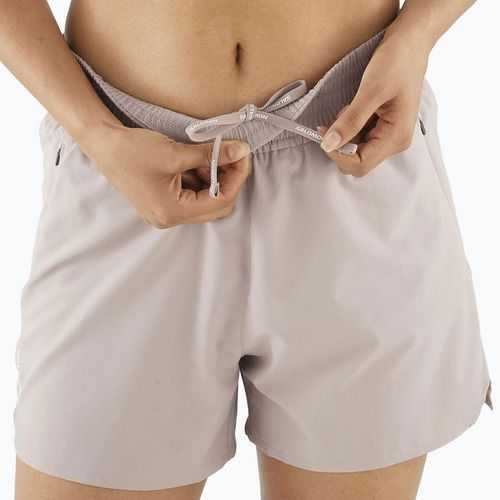 Pantaloni scurți de alergare pentru femei Salomon SHAKEout Core 4" etherea