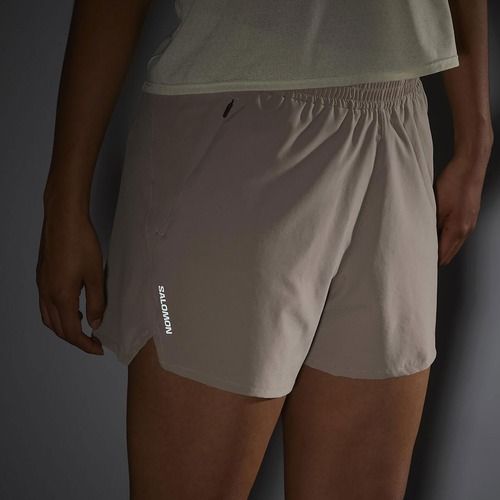 Pantaloni scurți de alergare pentru femei Salomon SHAKEout Core 4" etherea