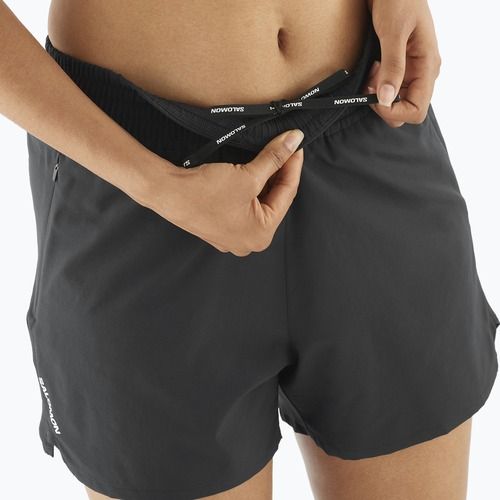 Pantaloni scurți de alergare pentru femei Salomon SHAKEout Core 4" deep black