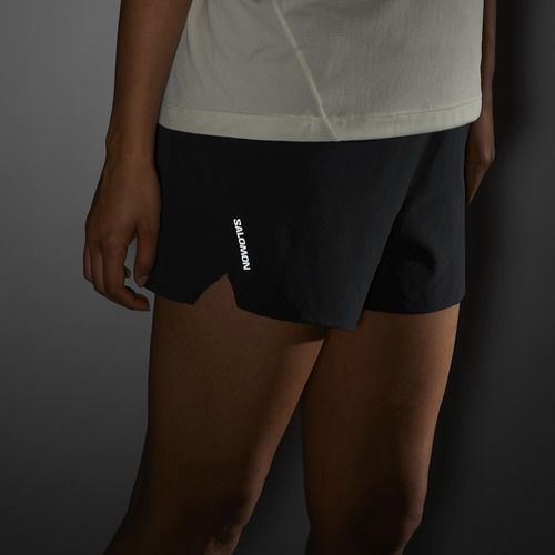 Pantaloni scurți de alergare pentru femei Salomon SHAKEout Core 4" deep black