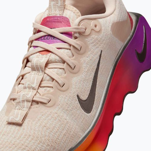 Pantofi de antrenament damă Nike Motiva SE pearl white/pale ivory/vivid purple/mtl gold grain