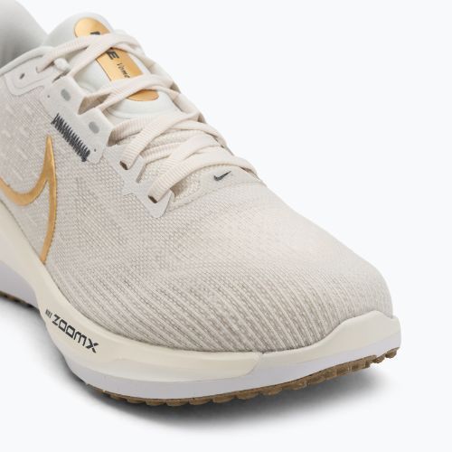 Încălțăminte de alergare pentru femei Nike Vomero 17 phantom/light bone/sail/metallic gold