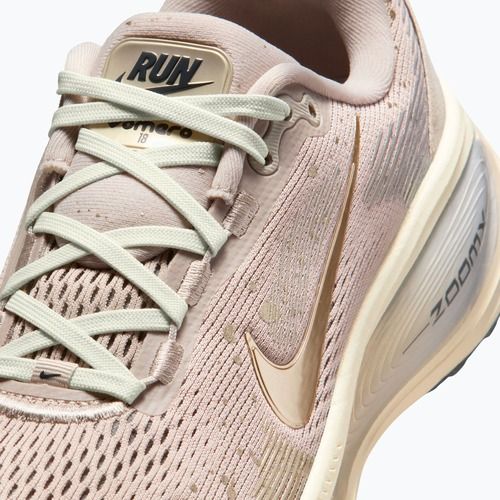 Încălțăminte de alergare pentru femei Nike Vomero 18 SE cream ii/coconut milk/metallic gold grain