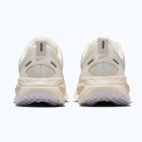 Încălțăminte de alergare pentru femei Nike Vomero 18 ESS summit white/chalk/sea glass/white