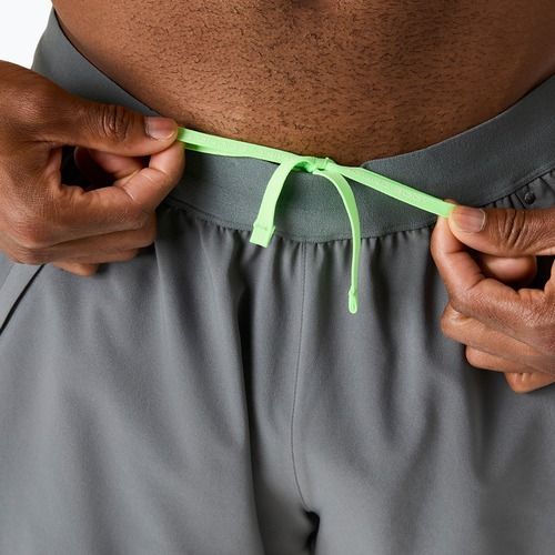 Pantaloni scurți de alergare pentru bărbați ASICS Road 2N1 5IN clay grey/steel grey/illuminate green