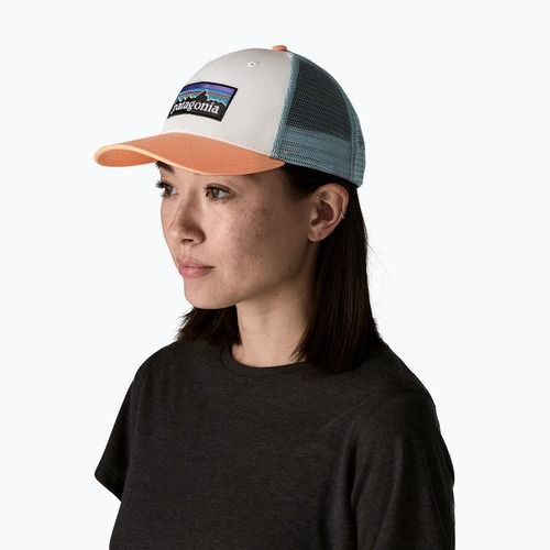 Șapcă cu cozoroc Patagonia P-6 Logo LoPro Trucker white w/peach sherbet
