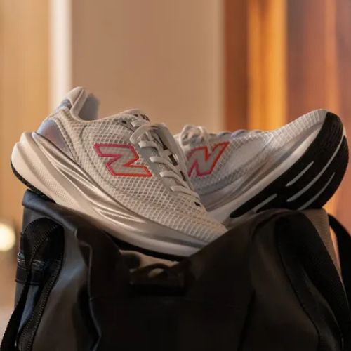 Încălțăminte de alergare pentru femei New Balance 1080's V15 103 white/pink heat/tangerine heat