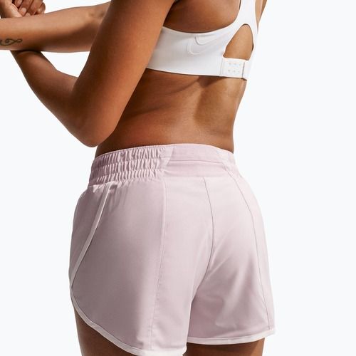 Pantaloni scurți de antrenament pentru femei Nike One Woven Brief-Lined platinum violet/sail