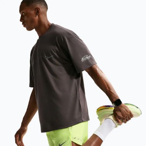 Pantaloni scurți de alergare pentru bărbați Nike Stride Dri-Fit 2in1 7" volt ice