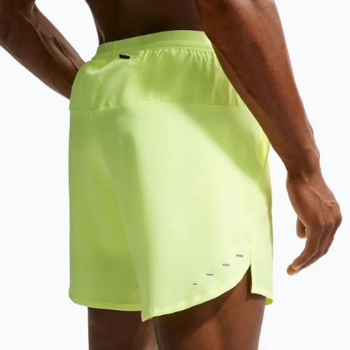 Pantaloni scurți de alergare pentru bărbați Nike Stride Dri-Fit 2in1 7" volt ice