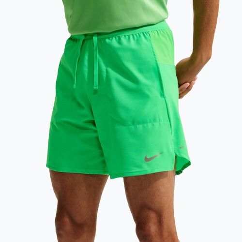 Pantaloni scurți de alergare pentru bărbați Nike Stride Dri-Fit 2in1 7" green spark