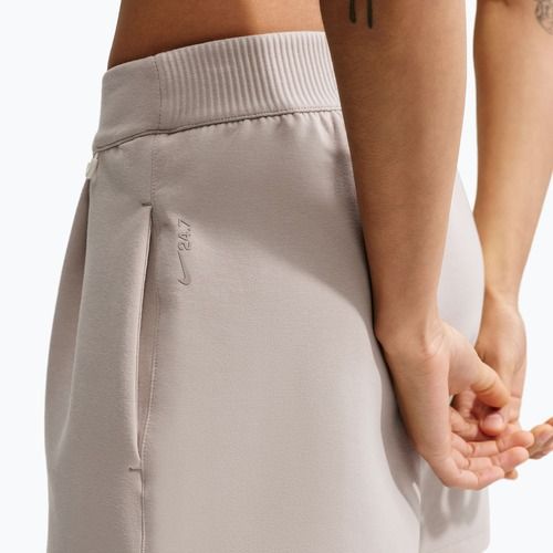 Pantaloni scurți de antrenament pentru femei Nike 24.7 ImpossiblySoft cream Ii/cream Ii/college grey