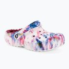 Șlapi de femei Crocs Classic Lined Tie Dye Clog bordeaux/multi pentru femei