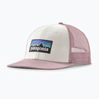 Șapcă cu cozoroc Patagonia P-6 Logo Trucker white w/quiet violet