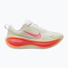 Încălțăminte de alergare pentru femei Nike Vomero Plus sail/white/orange pulse/hot lava