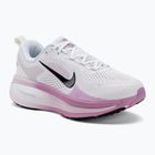 Pantofi de alergare pentru femei Nike Vomero 18 Wide alb/liliac deschis/magenta deschis/negru
