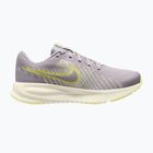 Încălțăminte de alergare pentru femei Nike Run Defy silver lilac/sail/cream ii/fennel
