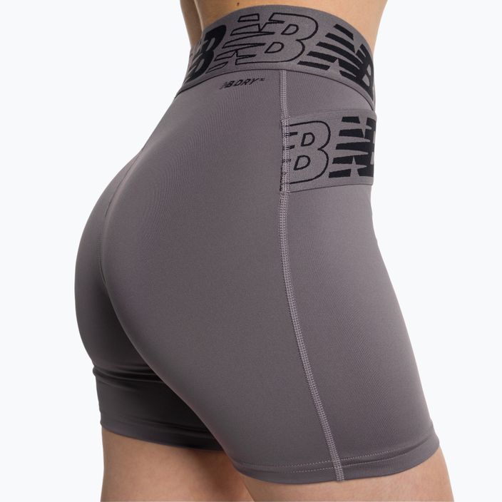 Pantaloni scurți de antrenament pentru femei New Balance Relentless Fitted gri NBWS21182 4