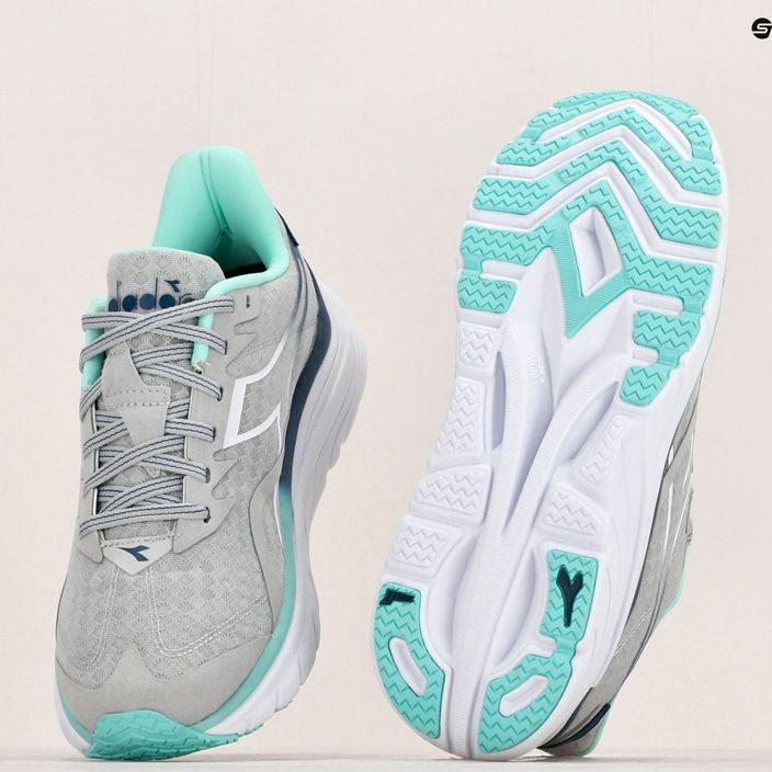 Pantofi de alergare pentru femei Diadora Equipe Nucleo silver dd/white/aruba blue 19