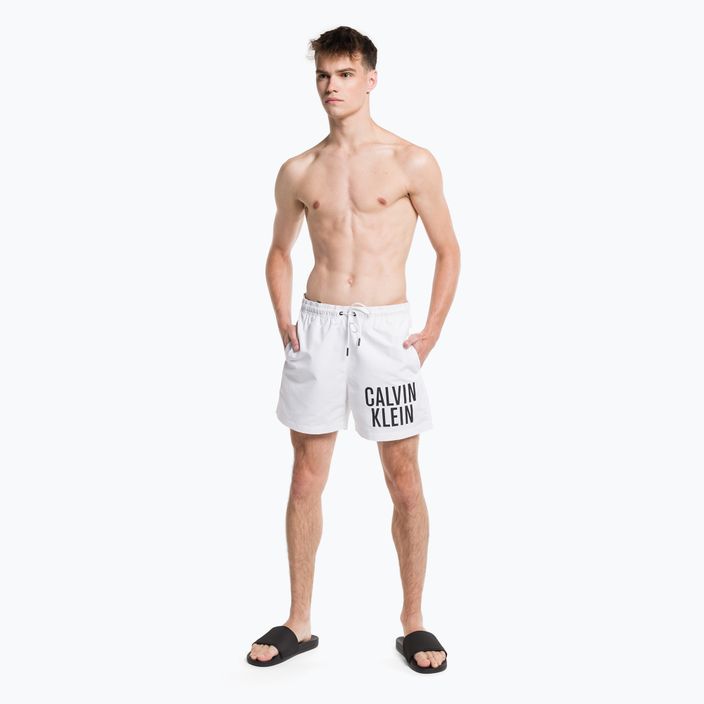 Bărbați Calvin Klein Medium Pantaloni scurți de înot cu cordon, alb 6
