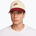 Șapcă Nike Club Unstructured Futura Wash light khaki/team crimson/team crimson