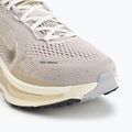 Încălțăminte de alergare pentru femei Nike Vomero 18 SE cream ii/coconut milk/metallic gold grain 7