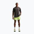 Pantaloni scurți de alergare pentru bărbați Nike Stride Dri-Fit 2in1 7" volt ice 2