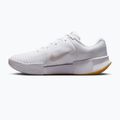 Încălțăminte de tenis pentru femei Nike GP Challenge Pro white/summit white/linen/light orewood brown 2