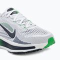 Pantofi de alergare Nike Vomero 18 alb/verdele scânteietor/bleumarin închis 7