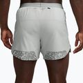 Pantaloni scurți de alergare pentru bărbați Nike Stride grey fog 2