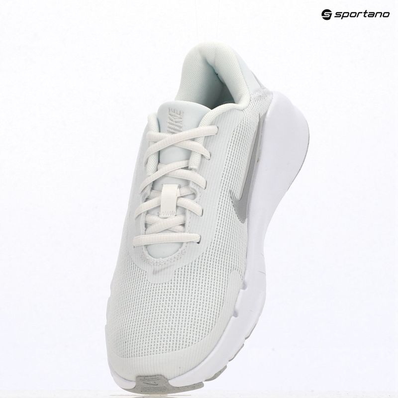 Încălțăminte de antrenament pentru femei Nike Flex Train white/photon dust/metallic silver 11