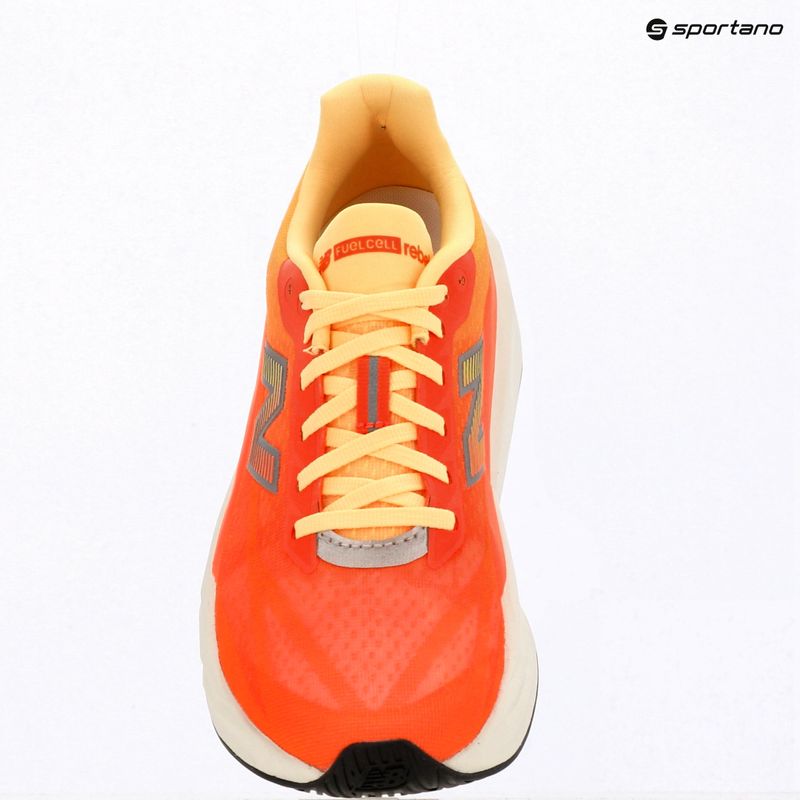 Încălțăminte de alergare pentru femei New Balance FuelCell Rebel V5 tangerine heat/silver metallic 9