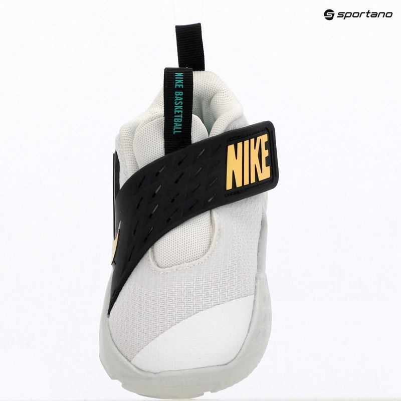 Încălțăminte pentru copii Nike Team Hustle D 12 white/black/clear emerald/topaz gold 6
