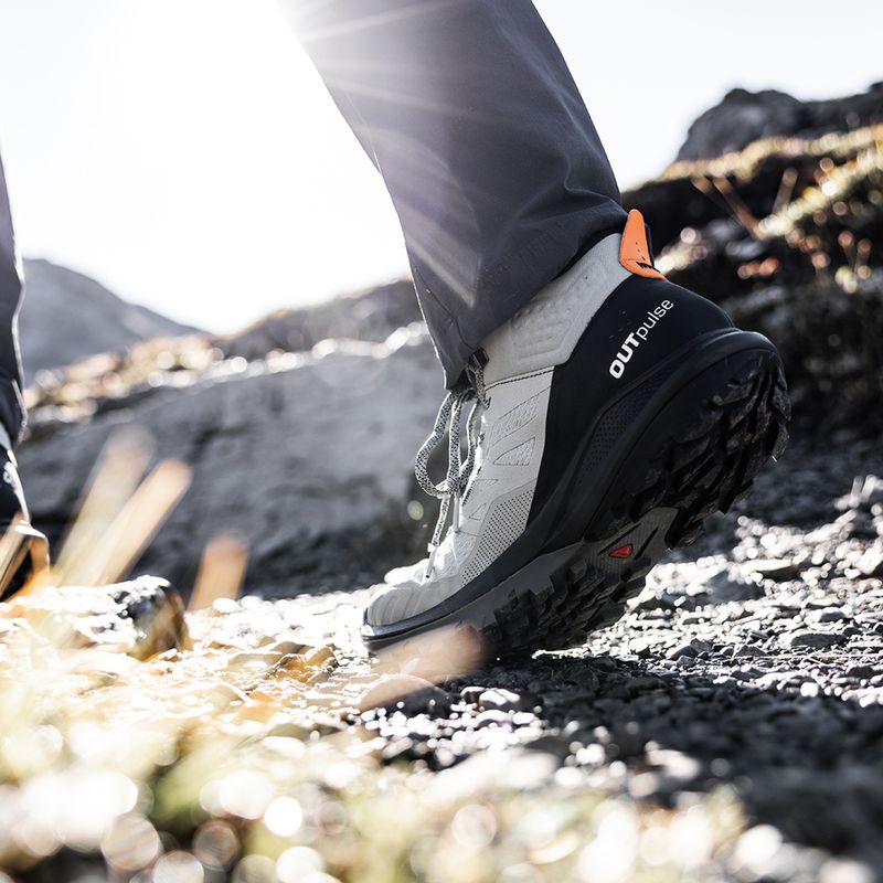 Pantofi de trekking pentru bărbați Salomon Outpulse Mid Gore-Tex verde-negru L41588900 9