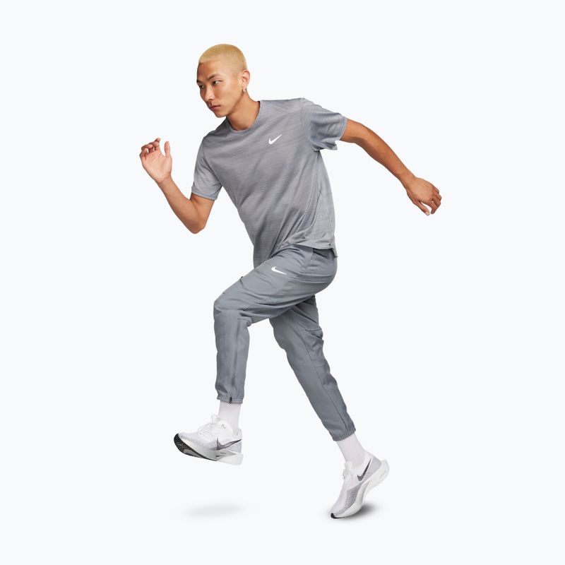 Pantaloni pentru bărbați Nike Dri-Fit Challenger Woven smoke grey/black 2