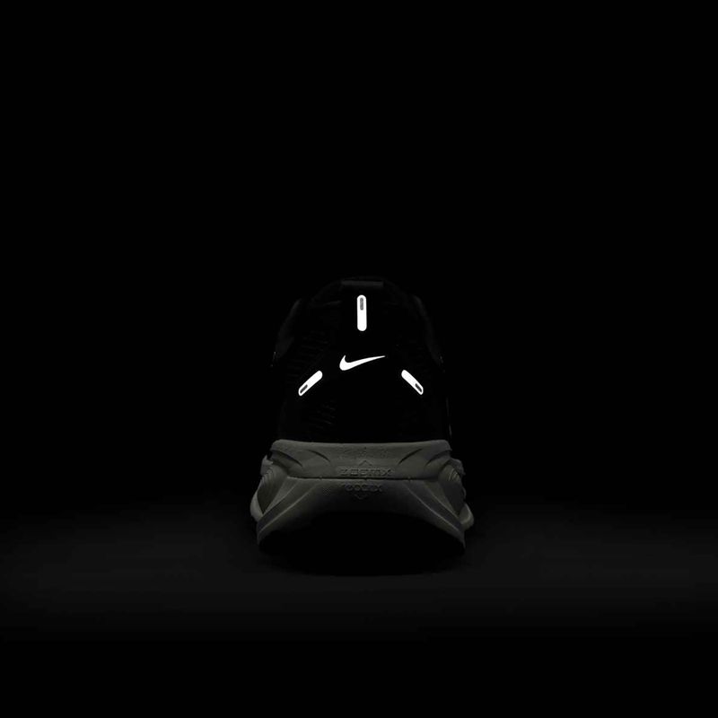 Încălțăminte de alergare pentru femei Nike Vomero 18 black/coconut milk/summit white 9