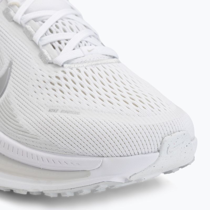 Încălțăminte de alergare pentru femei Nike Vomero 18 white/photon dust/metallic silver 7