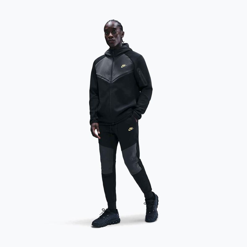 Pantaloni pentru bărbați Nike Tech Joggers black/dark smoke grey/metallic gold 2
