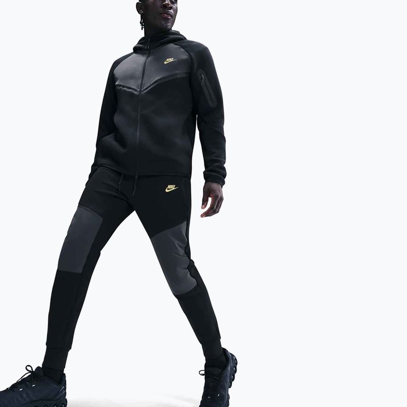 Pantaloni pentru bărbați Nike Tech Joggers black/dark smoke grey/metallic gold 4