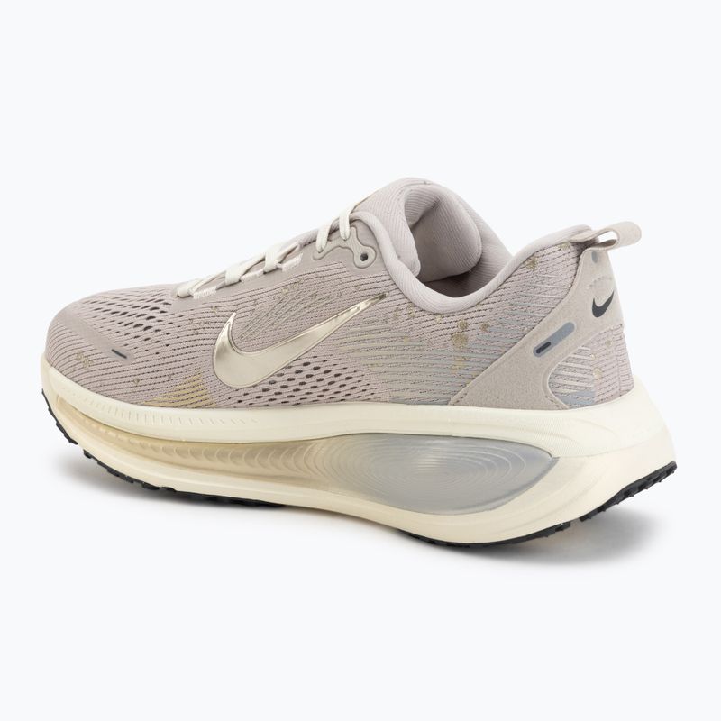 Încălțăminte de alergare pentru femei Nike Vomero 18 SE cream ii/coconut milk/metallic gold grain 3