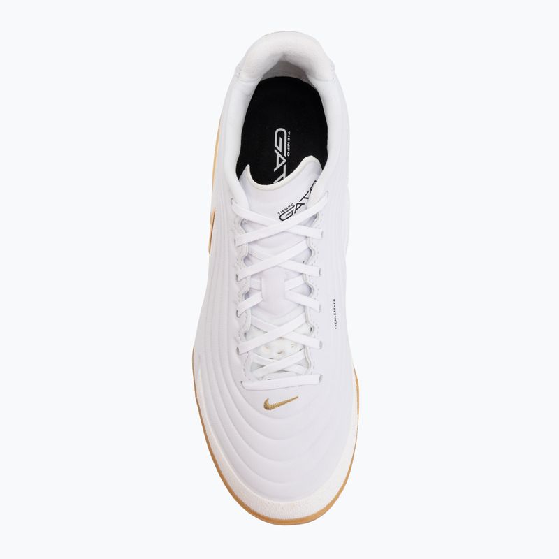 Încălțăminte de fotbal pentru bărbați Nike Tiempo Reactgato IC white/metallic gold 5