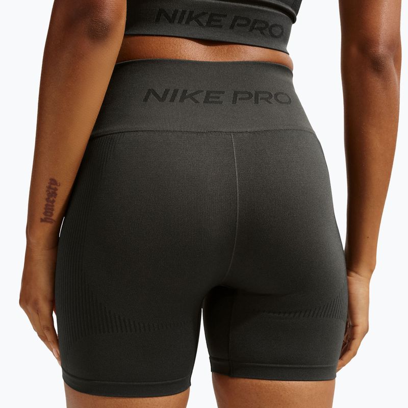 Pantaloni scurți pentru femei Nike Pro Seamless High-Waisted Biker 5" dark smoke grey 5